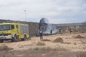 Un incendio calcina una chabola en el solar del 'campo' de fútbol de La Garita/TA.